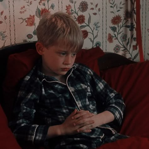 Macaulay Culkin Home Alone, Kevin Home Alone, Kevin Mcallister, Home Alone 1, Home Alone Movie, Kevin Mccallister, Home Alone Christmas, 90s Home, Macaulay Culkin