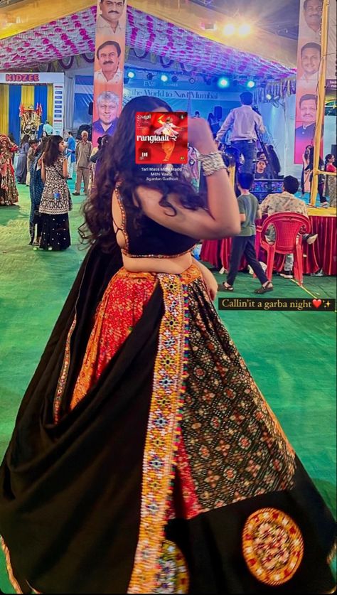 Garba Inspo Pics, Navratri Songs For Story Instagram, Dandiya Shoot, Navratri Story Ideas, Garba Fits, Navratri Poses, Navratri Aesthetic, Onam Outfits Ideas, Navratri Pictures