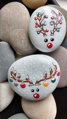 Christmas Pebble Art, Diy Rock Art, Stone Art Painting, Painted Rocks Kids, Christmas Rock, Painted Rocks Craft, Rock Painting Patterns, Rock Painting Designs, Stone Crafts