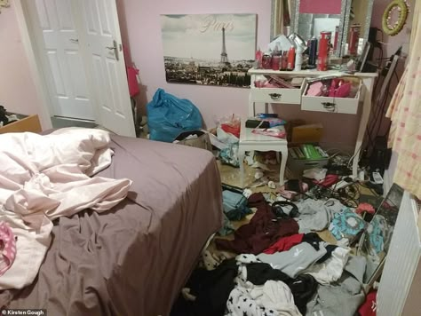 Frustrated parents share their teenage children's untidy bedroom horrors Poor Bedroom, Untidy Room, Poor Room, Ugly Bedroom, Cluttered Bedroom, Messy Bedroom, Dirty Room, Parents Bedroom, Parents Room