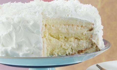 Can you ever have enough COCONUT CAKE?! This recipe comes from the Halekulani Hotel in Hawaii and is made from a light sponge cake, filled with pastry cream and topped off with fresh whipped cream. YUM! Halekulani Hotel, Chicken Ravioli, Sponge Cake Filling, Coconut Cake Recipe, Green Chili, Sauce Tomate, Coconut Cake, Piece Of Cake, Cake Flour