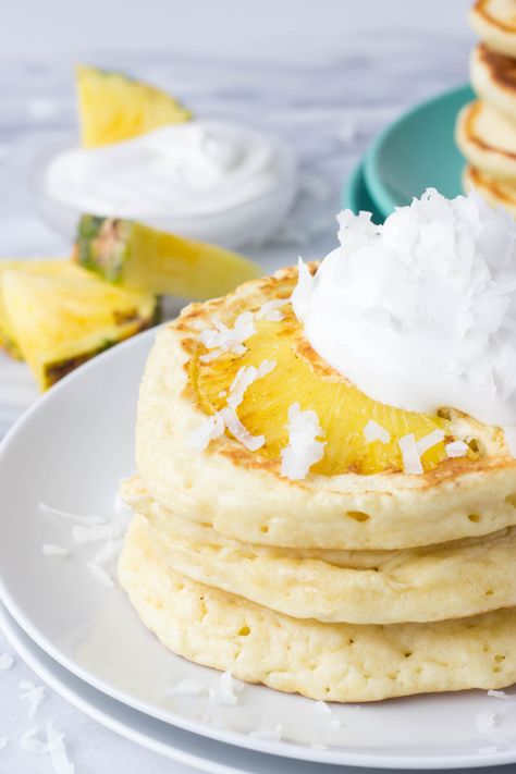 Light Fluffy Pancakes, Pineapple Pancakes, Hawaiian Breakfast, Tropical Breakfast, Light And Fluffy Pancakes, Coconut Pancakes, Hawaii Food, Tasty Pancakes, Fruit Breakfast