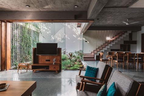 The Heart of the House is the Double Height Courtyard | Neogenesis+Studi0261 - The Architects Diary Loft Style House, Indian Home Design, Double Height, Mid Century Living, Patio Interior, Minimal Home, Courtyard House, Architect House, Indian Home Decor