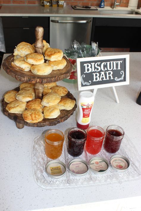 Biscuits And Gravy Brunch Party, Brunch Juice Bar, Baby Biscuit Bar, Breakfast Bar Party Ideas, Brunch Bar Set Up, Baby Boy Shower Brunch Food Ideas, Breakfast Bar Baby Shower Ideas, Brunch Ideas Baby Shower Breakfast, Biscuit Bar Brunch