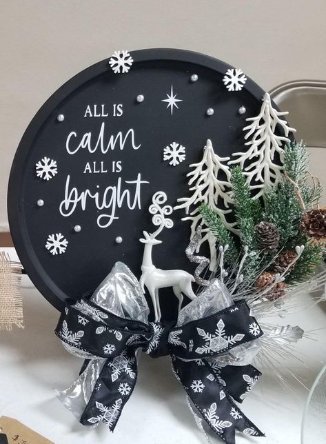 Dollar Tree Pizza Pan Crafts Christmas, Pizza Pan Crafts Diy, Pizza Pan Christmas Crafts, Charger Plates Diy, Charger Plate Crafts, Christmas Pizza, Pizza Tray, Dollar Store Christmas Crafts, Black And White Christmas