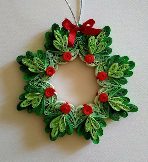 Quilling Christmas Patterns, Quilling Christmas Wreath, Quilled Cards Ideas, Paper Quilling Ornaments, Christmas Card Quilling, Christmas Paper Quilling, Christmas Quilling Cards, Christmas Quilling Ideas, Quilling Christmas Cards