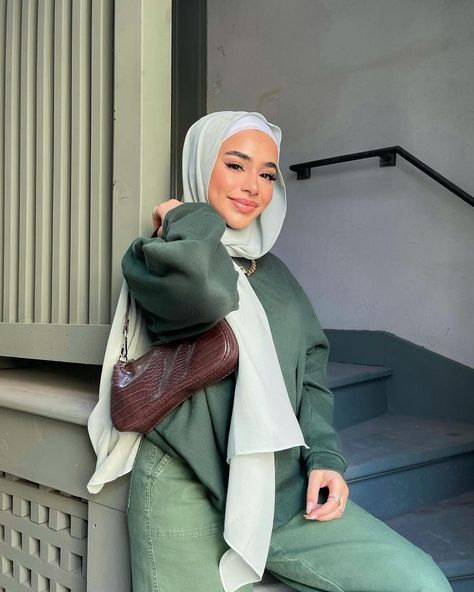 Hijabista Fashion, Stile Hijab, Hijab Look, Street Hijab Fashion, Modern Hijab Fashion, Mode Turban, Modest Fashion Hijab, Muslim Outfits Casual, Muslim Fashion Hijab Outfits