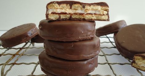 How to make homemade Wagon Wheels Wagon Wheel Biscuit, Choc Chip Cookie Recipe, Marshmallow Desserts, Great British Baking Show, Biscuits And Cookies, Biscuit Sandwich, British Baking Show, Cakes Slices, Wagon Wheels