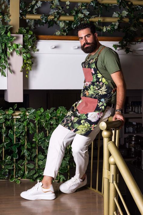 Handmade and personalised apron with leather adjustable straps. Take a look at all the range! Bartender Apron, Cafe Uniform, Barista Cafe, Restaurant Staff, Chef Restaurant, Staff Uniforms, Handmade Aprons, Work Aprons, Denim Pocket