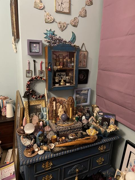 Wiccan Alter Inspiration, Altar Shelf Ideas, Hekate Alter, Witch Decor Aesthetic, Whimsigoth Diy, Witchy Altar Ideas, Alter Setup, Witch Aesthetic Home Decor, Crystal Altar Ideas