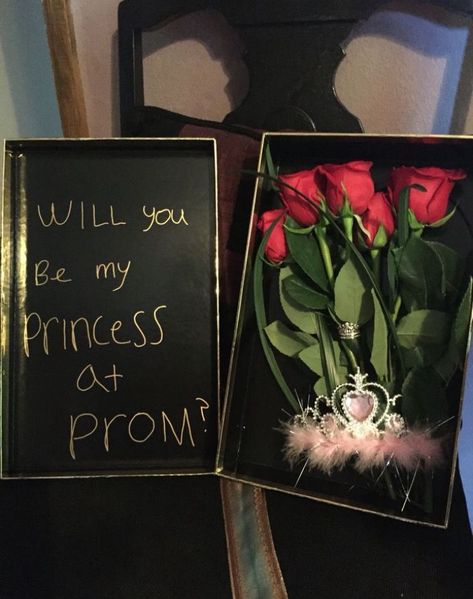 Prom Proposal Ideas, Creative Prom Proposal Ideas, Prom Invites, Prom Pictures Group, Promposal Ideas, Prom 2k17, Prom Posters, Prom Proposals, Cute Homecoming Proposals