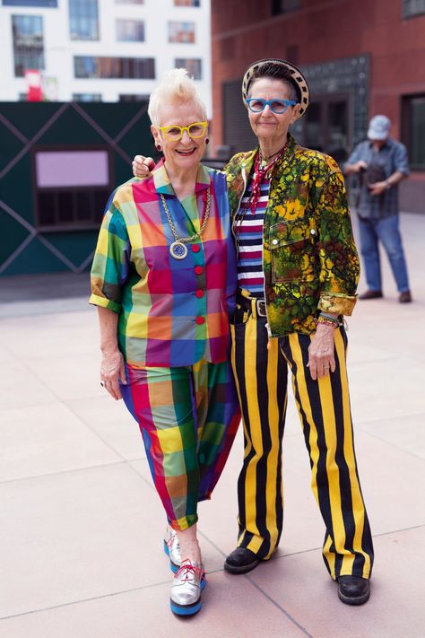 Heartwarming photos show love isn't bound by age or time | London Evening Standard | Evening Standard Public Piano, Seth Cohen, Colorful Clothing, Heartwarming Photos, Real Fashion, Older Women Fashion, Advanced Style, Ageless Style, Fashion Icons