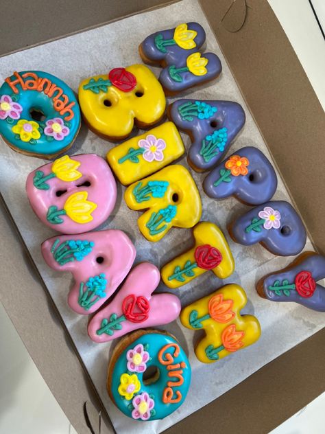 #donutcake #birthdayparty #birthdaypartyideas #birthdaycakeideas #girlbirthdayparty #kidsbirthdayparty Pizza Brownie, Donuts Design, Design For Birthday, Birthday Donuts, Doughnut Cake, Cake Donuts, Cake Designs Birthday, Girl Birthday Party, Cake Designs