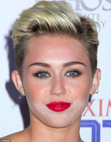 Miley Cyrus: white-powder face in 2013 Celebrity Makeup Fails, Ugly Makeup, Brown Eyeshadow Looks, Miley Cyrus Hair, Cakey Makeup, Modern Makeup, Makeup Fails, Bad Makeup, Makeup Mistakes