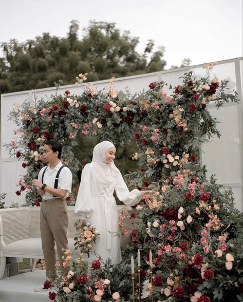 Wedding Dress Garden Party, Pelamin Garden, Dekor Pelaminan, Pelamin Nikah, Rusting Wedding, Forest Theme Wedding, Muslimah Wedding, Wedding Background Decoration, Wedding Entrance Decor