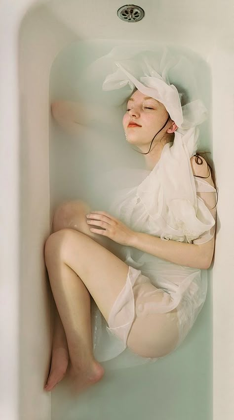 Interesting!! Bathtub Shoot, Bathroom Photoshoot, Bathtub Photography, Photography Office, Bath Photography, Instagram Prints, Contemporary Portrait, Surrealism Photography, Conceptual Photography