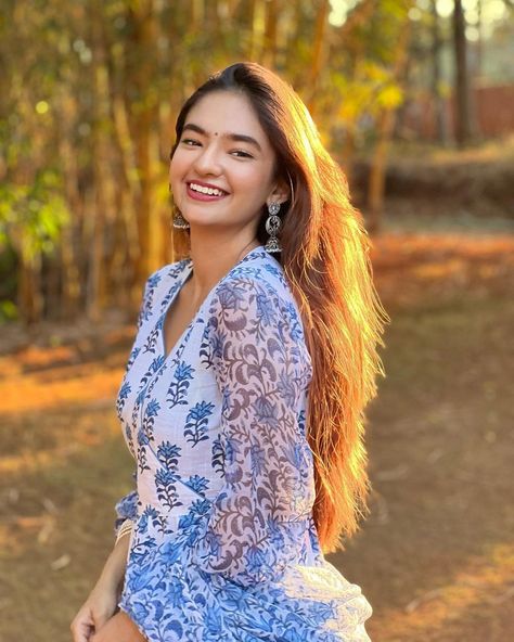 Kurti Poses, Anushka Sen, Traditional Indian Dress, Indian Look, Desi Fashion Casual, Indian Dresses Traditional, Traditional Indian Outfits, Stylish Photo Pose, Photo Pose Style