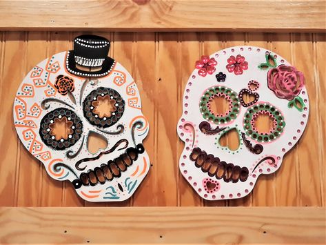 Halloween Party Trophy, Wood Sugar Skull, Couples Crafts, Sugar Skull Crafts, Mexican Christmas Decorations, Day Of The Dead Diy, Sugar Skull Painting, Coaster Projects, Halloween Arts