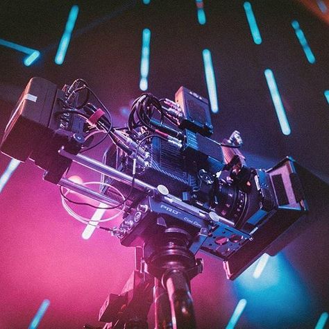 Super sick BTS shot featuring the Arri Alexa Mini  | Photo by @jakobowens Arri Alexa, Digital Cinema, Set Design Theatre, Camera Rig, Cinema Camera, Magic Design, Movie Camera, Mini Photo, Camera Gear