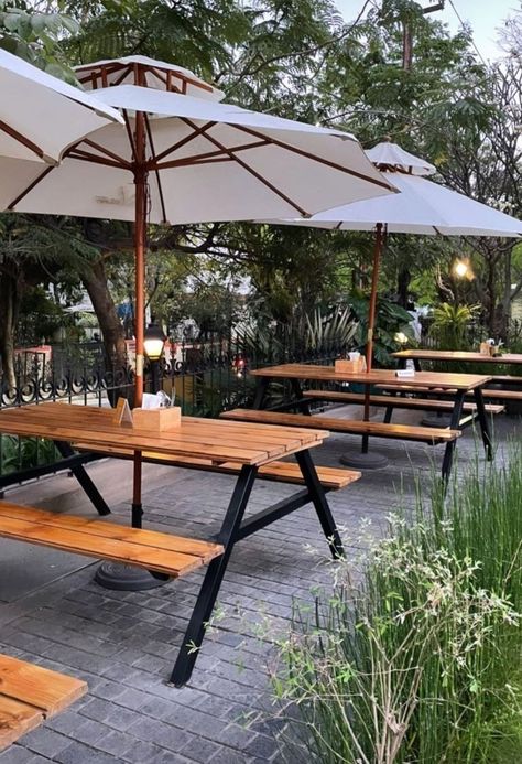 Outdoor Wooden Seating, Outdoor Seating Area Restaurant, Foodcourt Design Outdoor, Open Cafe Outdoor Design, Cafe Umbrella, Outdoor Cafeteria, Beer Garden Design, Beer Garden Ideas, Backyard Restaurant