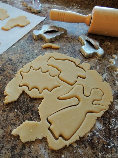 More Christmas Butter Cookie Cutouts Butter Cookie Cutout Recipe, Holiday Food Recipes, Thanksgiving Recipes Side Dishes Easy, Christmas Butter, Butter Cookies Christmas, Butter Cookie Recipe Easy, Christmas Cutout Cookies, Italian Butter Cookies, Teacher Cakes