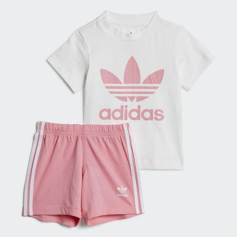 A classic sports look makes a fresh statement. This toddlers' two-piece set comes with a t-shirt that flashes a big Trefoil logo and shorts with classic 3-Stripes. Cotton jersey fabric gives this outfit a soft, smooth feel. Adidas Originals Logo, Short Blanc, Shorts Adidas, Adidas Original, Adidas Trefoil, Adidas Kids, Tee Set, Adidas Shorts, New Balance Sneakers