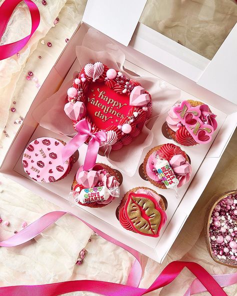 Valentine Cake Packaging Ideas, Box Saint Valentin, Valentines Bento, Box Cakes, Pinned Post, Dessert Boxes, Emma Rose, Cake Packaging, Valentine Cake