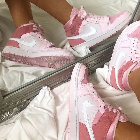 Pink Jordans, Jordan Sneaker, Jordan Shoes Girls, Womens Basketball Shoes, All Nike Shoes, Shoes Sneakers Jordans, Cute Nike Shoes, Stunning Shoes, Air Jordan Sneakers