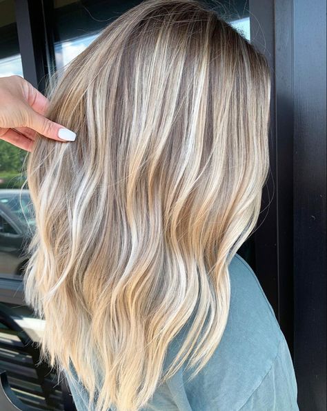 Natural Blonde Hair With Highlights, Low Maintenance Blonde, Lowlights Hair, Blonde Bayalage, Beach Blonde Hair, Blonde Hair Goals, Perfect Blonde Hair, Blonde Natural, Summer Blonde Hair