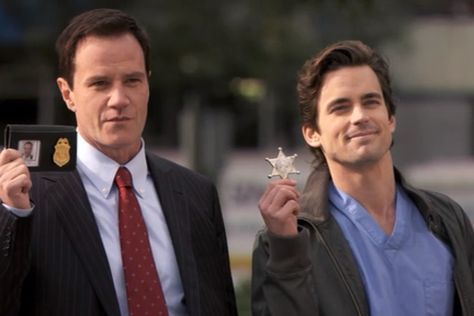 He looks so bloody proud of himself! Peter flashing his FBI id and Neal flashing his cereal box Sheriff's badge. White Collar Neal, Rodney King, Matt Bomer White Collar, Men In Suits, Neal Caffrey, Peter White, Logos Retro, John Barrowman, Grant Gustin