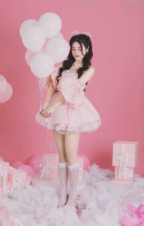 Cute Pink Photoshoot, Pink Birthday Photoshoot, Coquette Photoshoot, Body Type Drawing, 22nd Birthday, Photoshoot Concept, Pink Birthday, Birthday Photoshoot, Cute Selfie Ideas