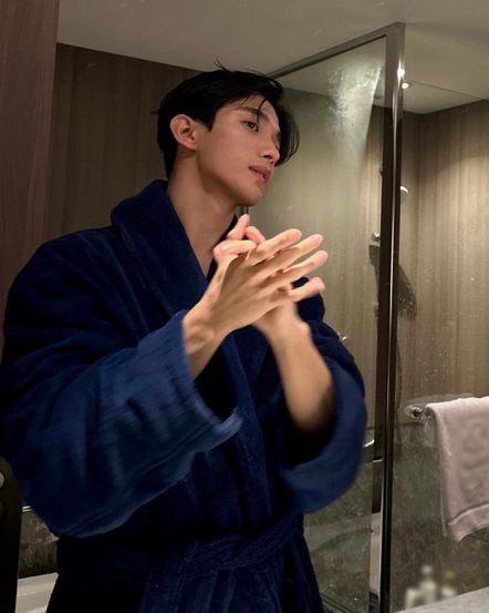 Dk Hands, Dk Mirror Selfie, Bf List, Dk Instagram, Seventeen Lee Seokmin, Pizza Boy, Lee Seokmin, Bad Boy Aesthetic, Seventeen Album