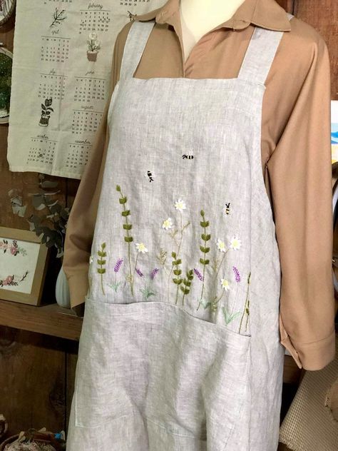 Personalized Apron for Women With Floral Embroidered - Etsy Embroidered Aprons Ideas, Embroider Apron, Embroidery Aprons, Unique Aprons, Cross Back Apron, Apron For Women, Handmade Aprons, Embroidered Apron, Embroidered Christmas