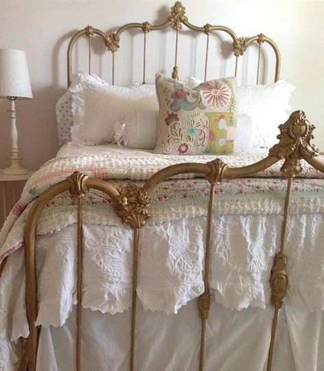 French Bedding Aesthetic, Vintage Bed Frames, Antique Iron Bed, Brass Beds, Vintage Beds, Easy Tattoo, Modern Cottagecore, Vintage Bed Frame, Antique Iron Beds