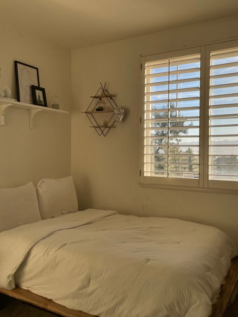 Cozy Plain Bedroom, Plain Room Aesthetic, Plain Bedroom Aesthetic, Calm Room Aesthetic, Plain Bedroom, Fav Wallpaper, Calm Room, Minimal Life, Camp Crystal Lake