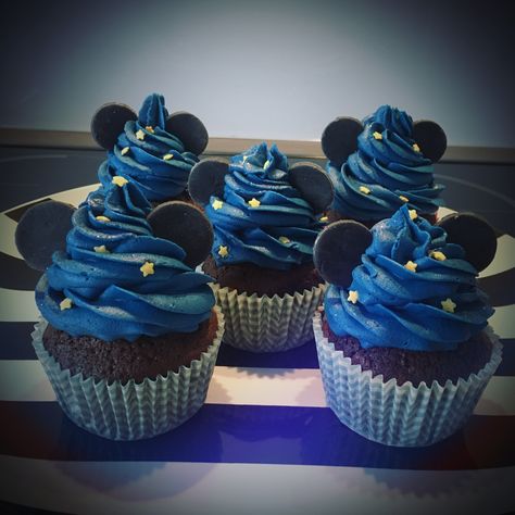 Disney Sorcerer Mickey Cupcakes Disney Birthday Cupcakes, Disney Themed Desserts, Disney Theme Treats, Disney Halloween Cupcakes, Disney Themed Cupcakes, Disney Cupcakes Ideas, Easy Disney Cupcakes, Cupcakes Disney Theme, Disney Villains Desserts