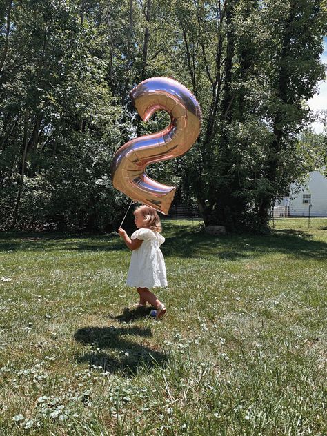 2 Year Birthday Photoshoot Outdoor, 2nd Birthday Outdoor Photo Shoot, Balloon Photo Shoot, June Photography, 2nd Birthday Photos, Balloon Photo, Baby Birthday Photoshoot, Simple Birthday Party, Birthday Room Decorations