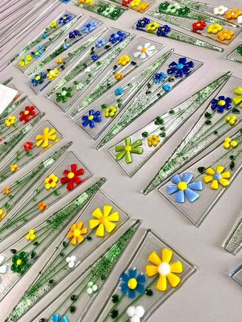 Fused Glass Plant Pot Stakes, Glass Fusion Flowers, Fused Glass Plant Stakes, Fused Glass Garden Stakes, Fused Glass Ideas For Beginners, Fused Glass Patterns, Glass Garden Stakes, Fused Glass Artist, Fused Glass Flowers