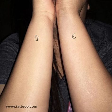 Tato Set Friend, Half Tattoo Matching, Sis Tattoo Ideas, Butterfly Matching Tattoos, Sisters Tattoo Ideas For 2, Half Butterfly Tattoo, Small Bff Tattoos, Twins Tattoo, Sister Tats