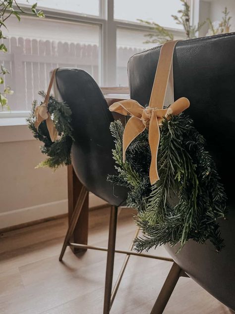 How to make DIY chair wreaths for your dining room this holiday season. This is a quick and easy project that you'll love! Christmas Wreaths On Chair Backs, Diy Mini Wreath, Chair Wreaths, Wreaths For Christmas, Mini Chair, Christmas Material, Mini Wreaths, Easy Christmas Diy, Diy Chair