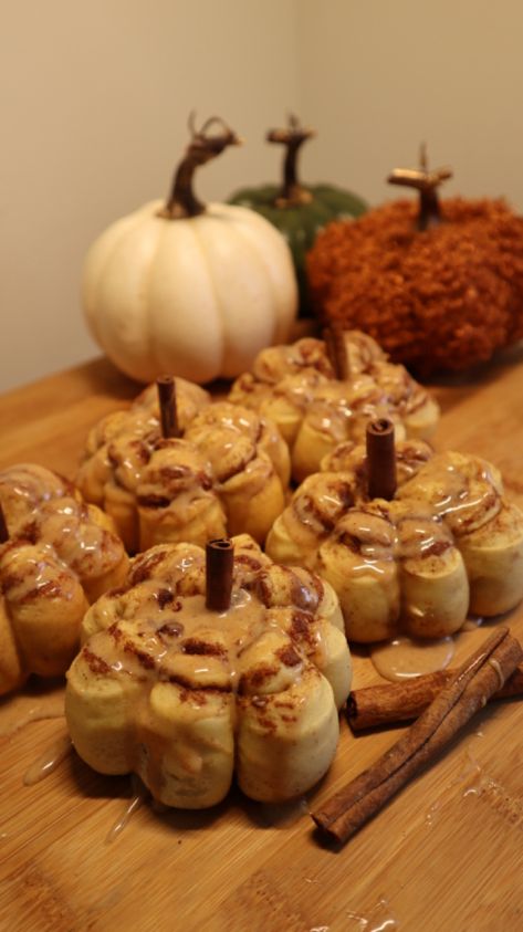 Cinnamon Rolls With Pumpkin, Cinnamon Roll Pumpkin, Shaped Cinnamon Rolls, Easy Pumpkin Recipes Desserts, Pillsbury Cinnamon Rolls, Pumpkin Cinnamon Rolls, Halloween Food Treats, Fall Snacks, Pumpkin Recipes Dessert