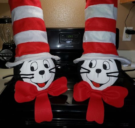 Cat In The Hat Pumpkin Ideas, Cat In The Hat Pumpkin, Pumpkin Character, Diy Party Food, Wallpaper Diy Crafts, Class Treats, Pumpkin Day, Creative Pumpkin Painting, Diy Dinner