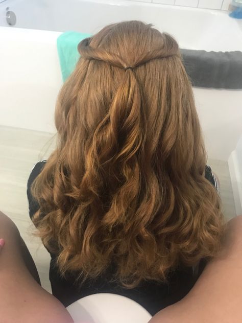 This hairstyle is super cute and super easy. You just curl your hair. Then take two pieces of your hair on the outside, twist them, then pull them together, and lastly you take a rubberband and tie it😀 Curl Your Hair, Easy Hairstyle, Hair Stylies, Take Two, Two Pieces, Easy Hairstyles, Super Easy, Take A, Super Cute