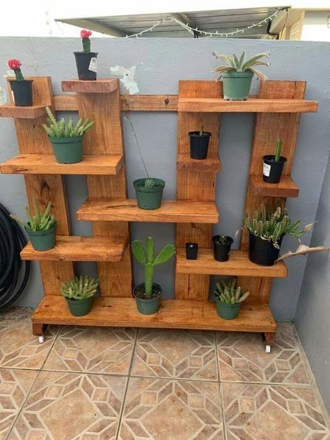 Wood Pallet Plant Stand, Kursi Bar, Garden Shelves, Plant Stands Outdoor, Home Decor Idea, Small Woodworking Projects, Wood Plant Stand, Home Decor Ideas Living Room, Pallet Creations