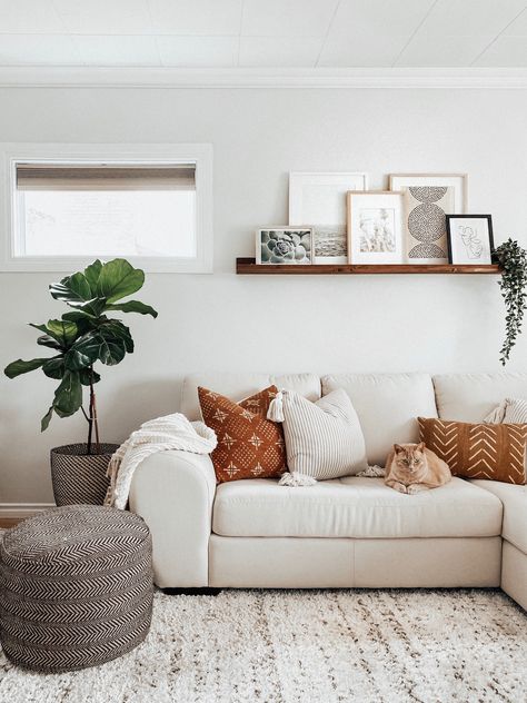 Cozy Living Room Cream Couch, Cream Couch Aesthetic, Cream Couch Decor Ideas, Cream Couch Styling, Cream Couch Pillow Ideas, Cream Couch Decor, Pillows For Cream Couch, Cream Colored Couch Living Room, Living Room With Cream Couch