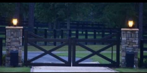 Farm Fence Gate Entrance, Property Entrance Gates, Farm Gates Entrance Driveways Country, Front Gate Design Entrance, House Front Gate Entrance, Acreage Landscaping Driveway Entrance, Farm Entrance Ideas, Drive Way Entrance Ideas, Front Gate Entrance Driveway