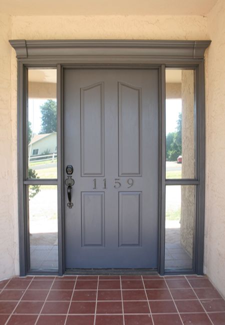 A little crown molding, Benjamin Moore paint color called Iron Mountain, and some Rustoleum Metallic Oil Rubbed Bronze spray paint for the door handle. Cute before and after shots. Front Yards Diy, Door Frame Molding, Front Yards Curb Appeal, Front Door Makeover, Iron Mountain, Casa Exterior, Traditional Exterior, Front Door Colors, Diy Remodel