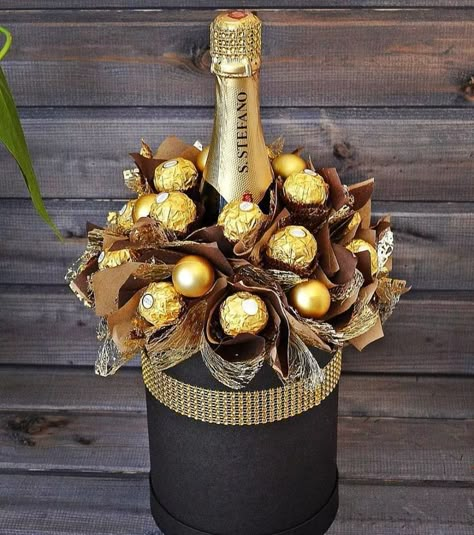 Wine Gift Box Ideas, Bottle Gift Wrapping, Branch Centerpieces, Chocolate Bouquet Diy, Candy Bouquet Diy, Wine Gift Boxes, Wine Bottle Gift, Gifts Wrapping Diy, Christmas Potpourri