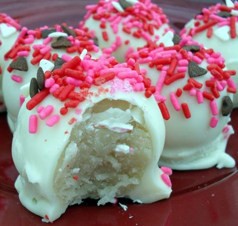 white cake balls/truffles Cake Pop Tutorial, Cake Pop Maker, Wedding Cake Pops, Cake Pops How To Make, Leftover Cake, Cake Pop Recipe, Cake Truffles, Cake Mix Recipes, Cake Balls