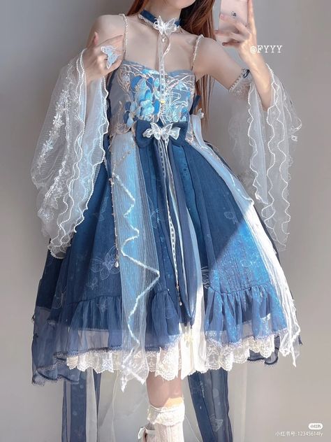 Jellyfish Inspired Clothing, Jellyfish Dress Aesthetic, Jelly Fish Clothes, Jellyfish Dress Drawing, Jellyfish Themed Outfit, Jelly Fish Outfits, Jellyfish Aesthetic Outfit, Ocean Dress Aesthetic, Ocean Themed Dresses